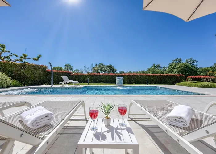 Villa Blanka In Istria For 8 Persons With 50 M2 Private Pool, Jacuzzi And Free Bikes Kringa