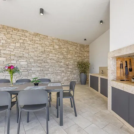Blanka In Istria For 8 Persons With 50 M2 Private Pool, Jacuzzi And Free Bikes וילה Kringa