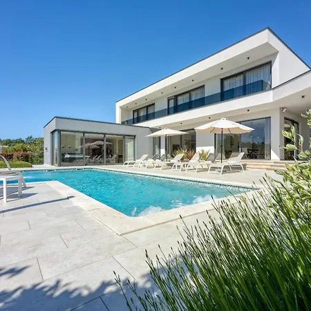 Blanka In Istria For 8 Persons With 50 M2 Private Pool, Jacuzzi And Free Bikes וילה
